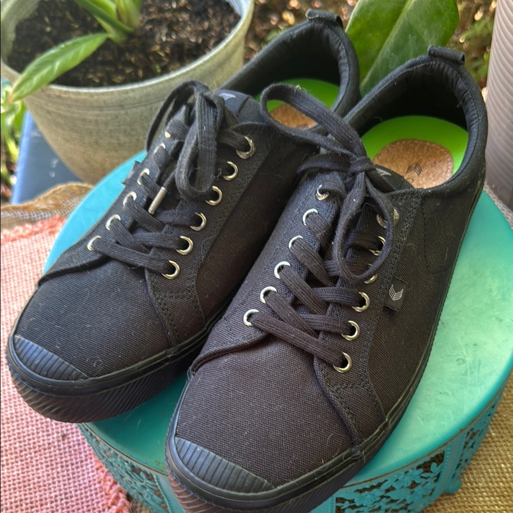 Black Canvas  Cariuma Sneakers
